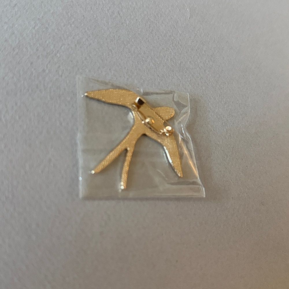 Gold Swallow Brooch Pin A1635 - Picture 4 of 4